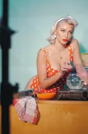 Девушка демонстрирует раздевалку