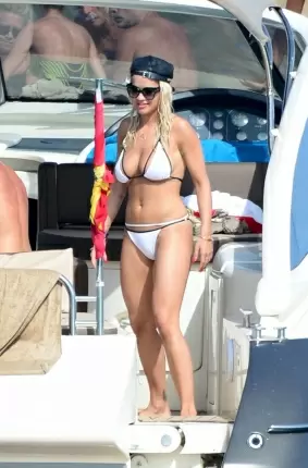 Кончают в женские трусы