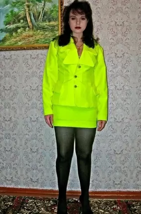Салатовый жакет и голая пися (12 фото)